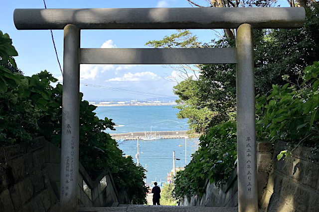 海の見える鳥居