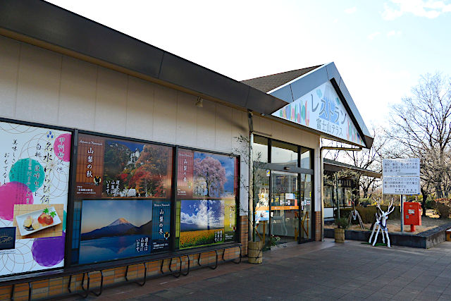 諏訪湖の辺りにある双葉SAの富士テラス