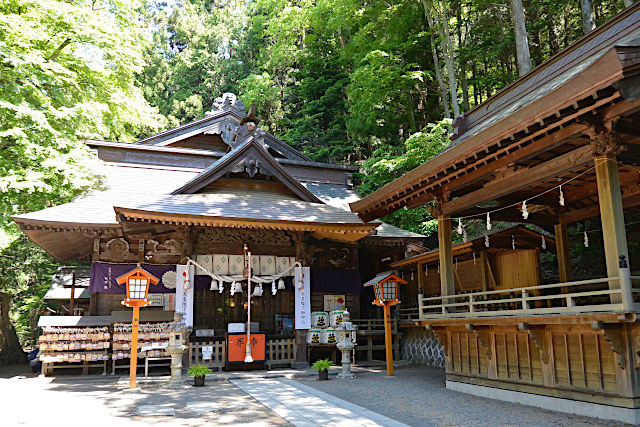 新倉富士浅間神社の本殿と神楽殿